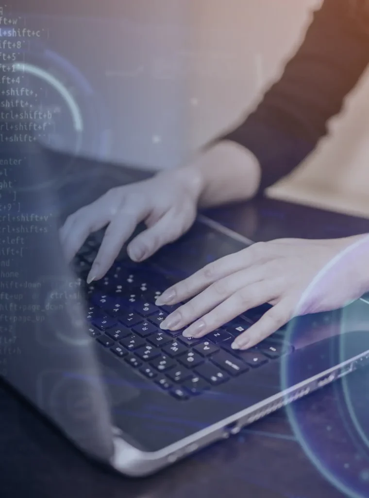 pessoa-trabalhando-html-no-computador